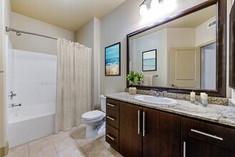 Triana Apartments in Woodland Hills, CA - Foto de edificio - Building Photo