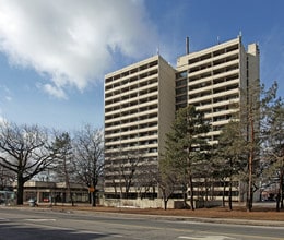 Edwards Manor in Toronto, ON - Building Photo - Building Photo