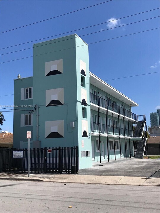 1815 NW 1st Ct in Miami, FL - Building Photo