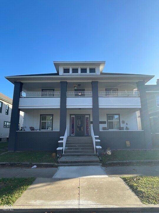 129 W Hendricks St in Shelbyville, IN - Building Photo