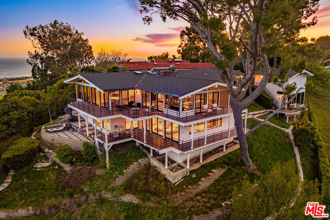 23701 Harbor Vista Dr in Malibu, CA - Foto de edificio - Building Photo