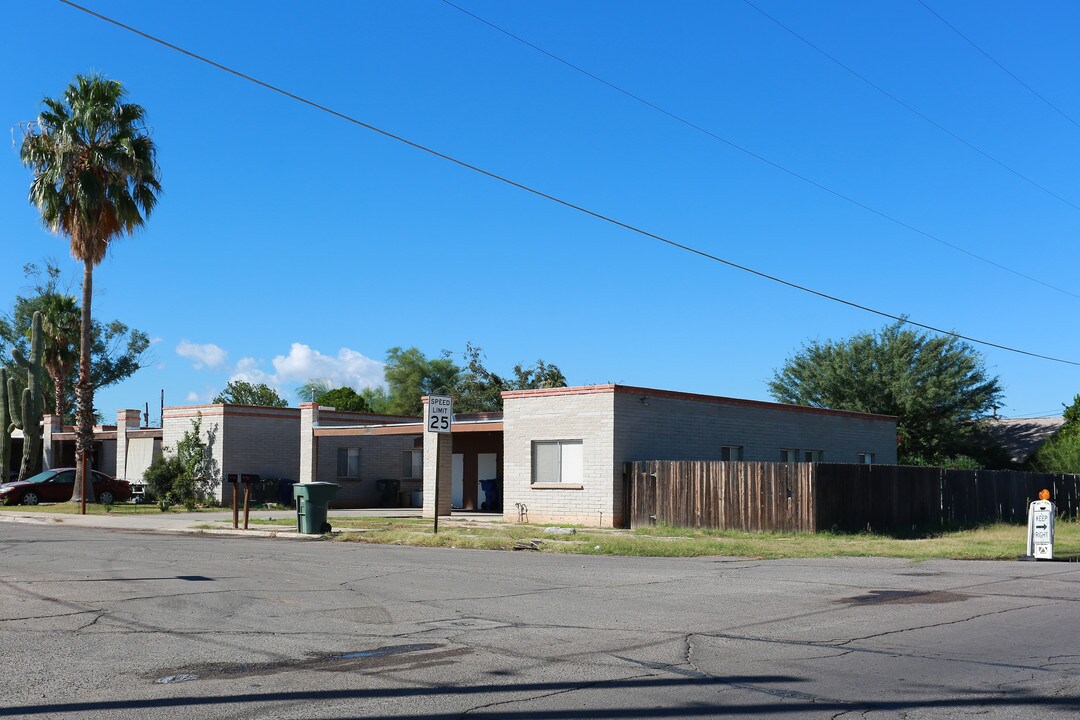 1661 N Louis Ln in Tucson, AZ - Building Photo