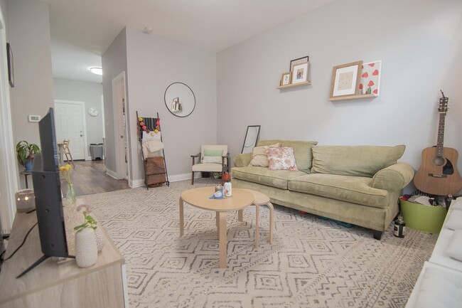 2733 N Wayne Ave, Unit 1 in Chicago, IL - Building Photo - Building Photo