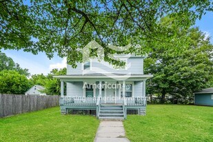 114 W Cleveland Ave in Elkhart, IN - Building Photo