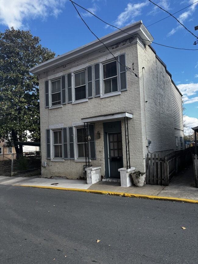 121 N Spring St in Martinsburg, WV - Building Photo - Building Photo