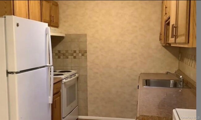 167 Newcastle Ct in Ridge, NY - Building Photo - Building Photo