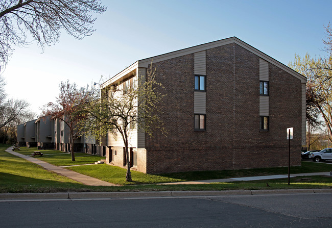 Valley View Apartments in Hutchinson, MN - Building Photo - Building Photo