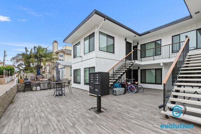 734-740.5 Jamaica Court in San Diego, CA - Foto de edificio - Building Photo