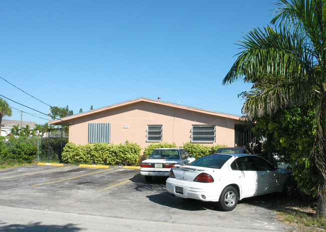 112 SW 1st St in Hallandale Beach, FL - Foto de edificio - Building Photo