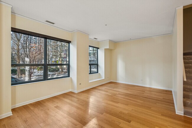 201 N Westshore Dr in Chicago, IL - Building Photo - Building Photo