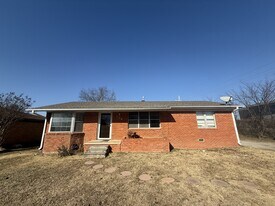 734 E 30th St in Ada, OK - Building Photo