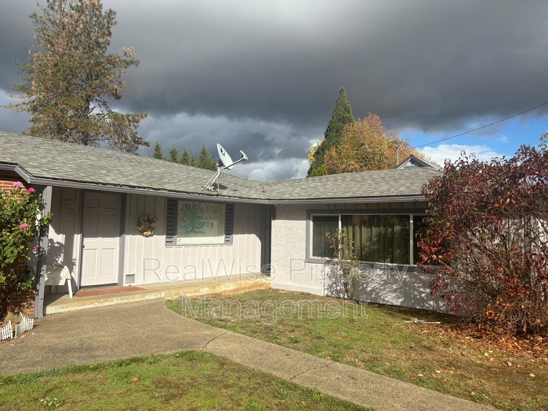 3026 NE Douglas Ave in Roseburg, OR - Building Photo