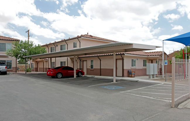 Meadowbrook Townhomes in El Paso, TX - Foto de edificio - Building Photo