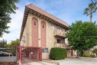 8135 Reseda Blvd in Reseda, CA - Building Photo - Building Photo