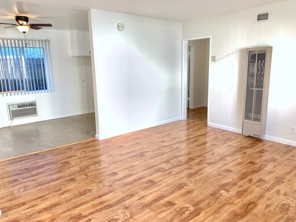 6537 Woodley Ave in Van Nuys, CA - Building Photo