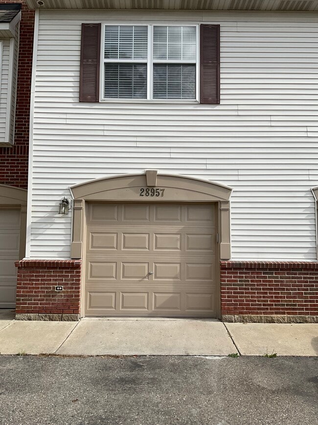 28957 Cullen Dr in Romulus, MI - Building Photo - Building Photo