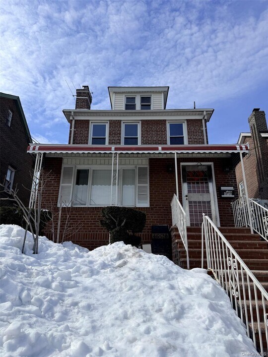 46-28 Utopia Pkwy in Queens, NY - Building Photo