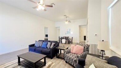 1709 Sycamore St in Commerce, TX - Building Photo - Building Photo