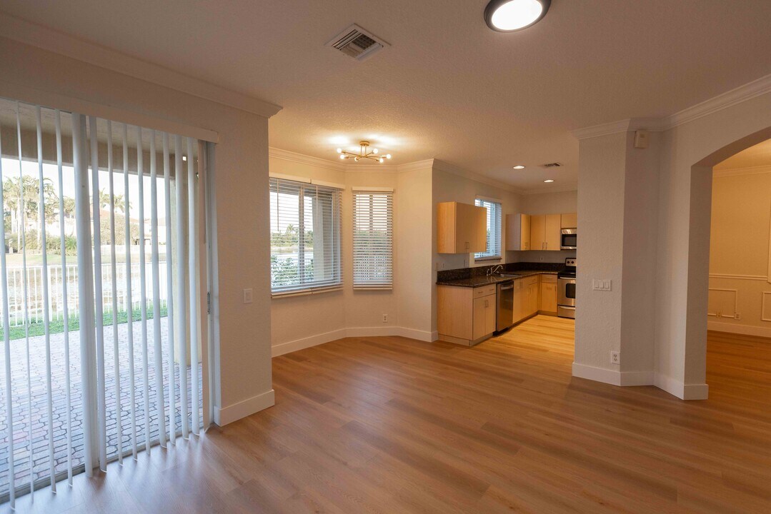542 Conservation Dr in Weston, FL - Building Photo