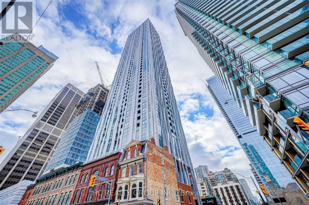 1-4811 Yorkville Ave in Toronto, ON - Building Photo