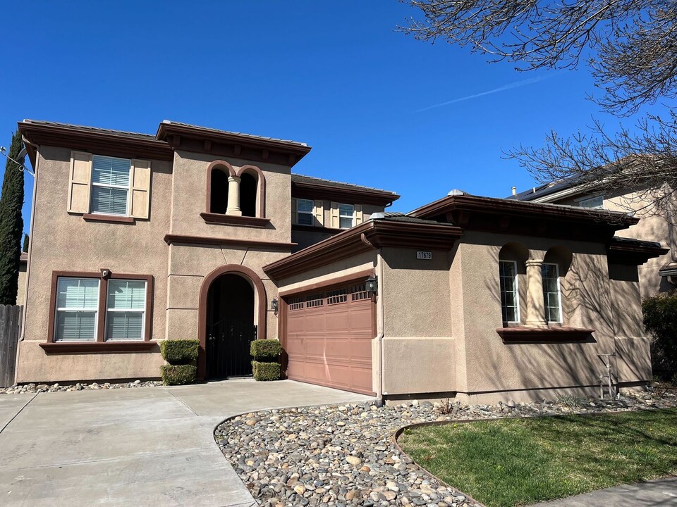 17679 Wheat Field St in Lathrop, CA - Building Photo