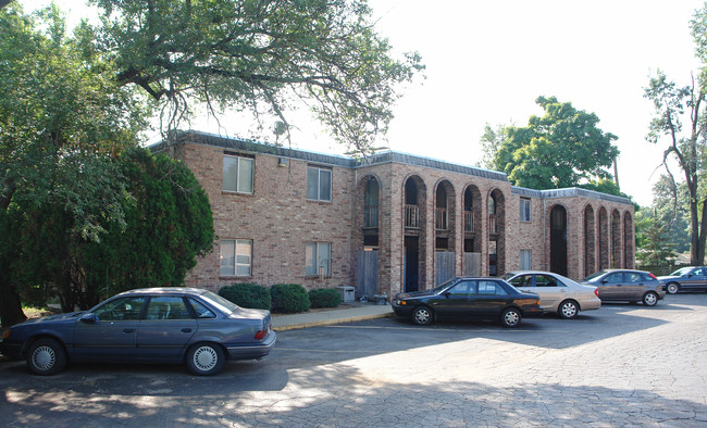 Granada in Topeka, KS - Foto de edificio - Building Photo