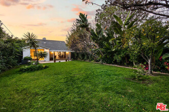 134 N Bowling Green Way in Los Angeles, CA - Building Photo - Building Photo