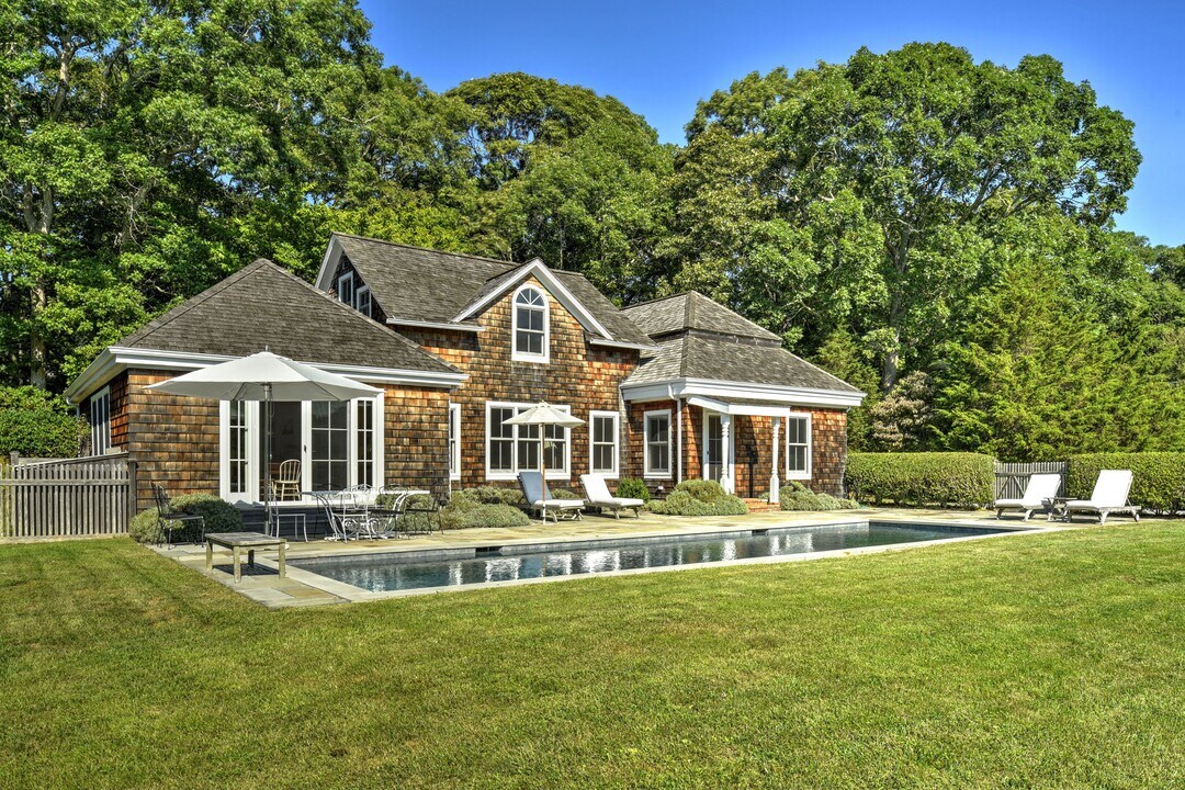 5 Hayseed Way in East Hampton, NY - Building Photo