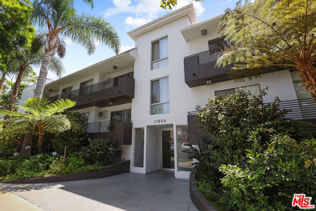 11908 Dorothy St in Los Angeles, CA - Building Photo