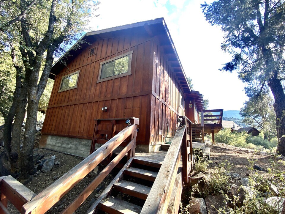 2105 Woodland Dr in Frazier Park, CA - Building Photo