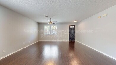 1063 Collinswood Dr W in Jacksonville, FL - Foto de edificio - Building Photo