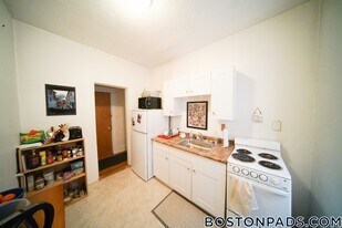 37 Dwight St, Unit 2 in Brookline, MA - Building Photo