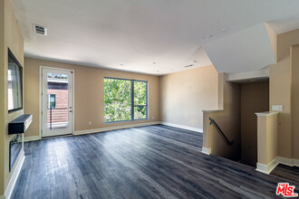6740 Gill Way in Los Angeles, CA - Foto de edificio - Building Photo