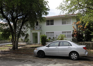 30 Phoenetia Ave in Coral Gables, FL - Foto de edificio - Building Photo