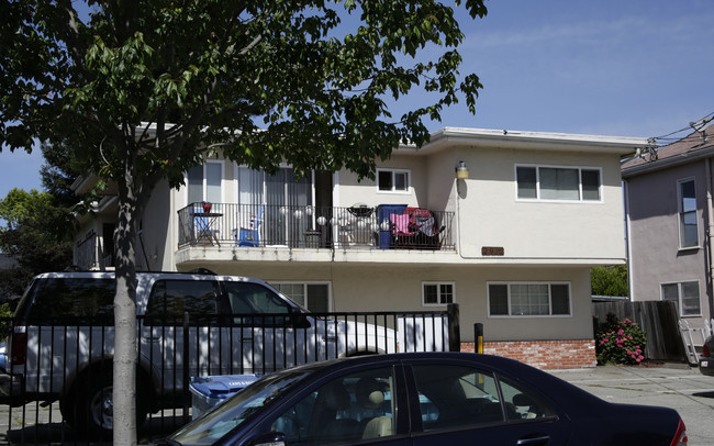 2912 Otis St in Berkeley, CA - Building Photo - Building Photo