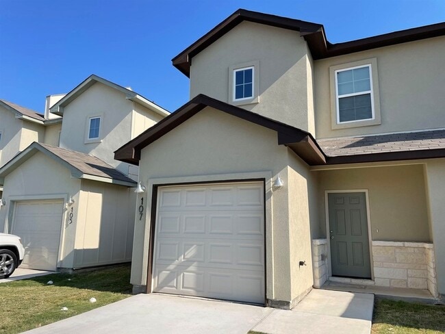 107 Peruna Dr in Marble Falls, TX - Foto de edificio - Building Photo