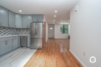 93-04 177th St in Queens, NY - Foto de edificio - Building Photo