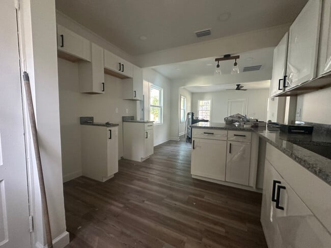 1003 N Young St in Thomasville, GA - Foto de edificio - Building Photo