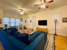 2620 W Armitage Ave, Unit 1 in Chicago, IL - Building Photo