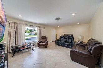 9603 NW 67th Ct in Tamarac, FL - Foto de edificio - Building Photo