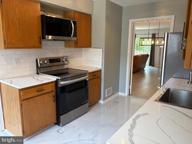 12931 Ridgemist Ln in Fairfax, VA - Foto de edificio - Building Photo