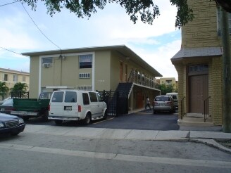 1124 SW 4th St in Miami, FL - Foto de edificio