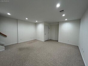 61 Sands Point Rd in Port Washington, NY - Building Photo - Building Photo