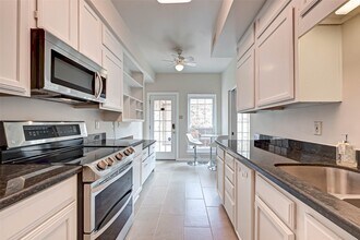 600 Wilcrest Dr in Houston, TX - Building Photo - Building Photo