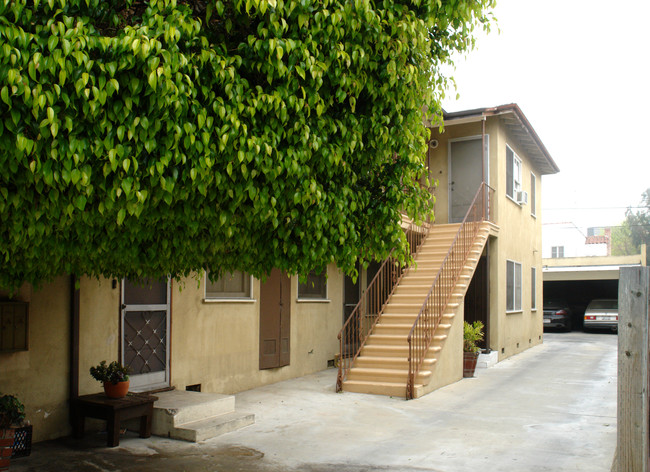 1030 S Holt Ave in Los Angeles, CA - Building Photo - Building Photo