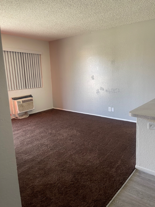 18335 Montezuma St-Unit -8 in Adelanto, CA - Building Photo