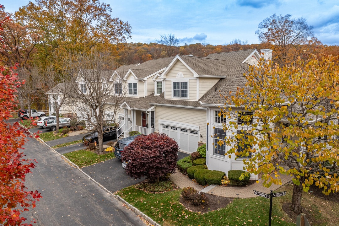 Hollow Brook Mews in Cortlandt Manor, NY - Building Photo