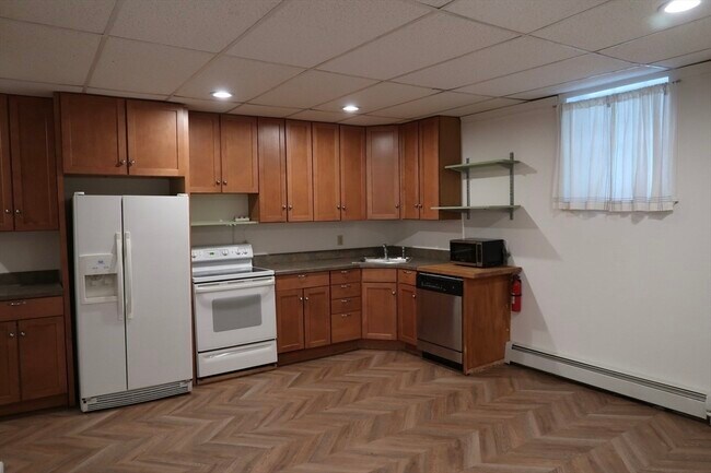12 Aberdeen St, Unit #B