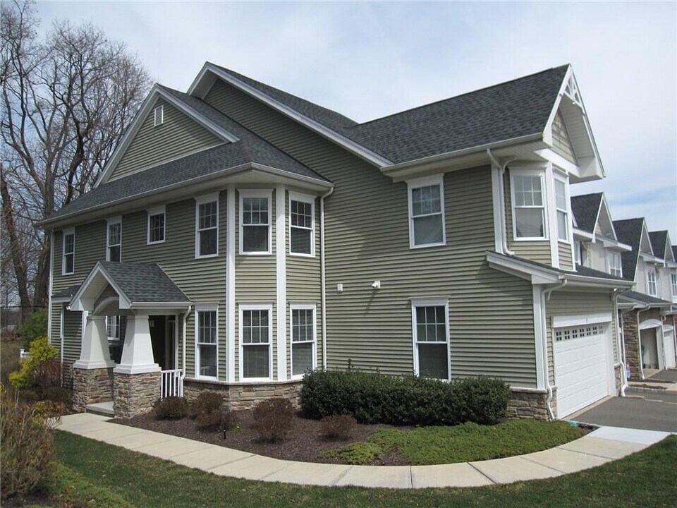 24 Lawrence Ave in Danbury, CT - Building Photo