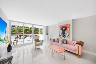 1717 N Bayshore Dr in Miami, FL - Building Photo